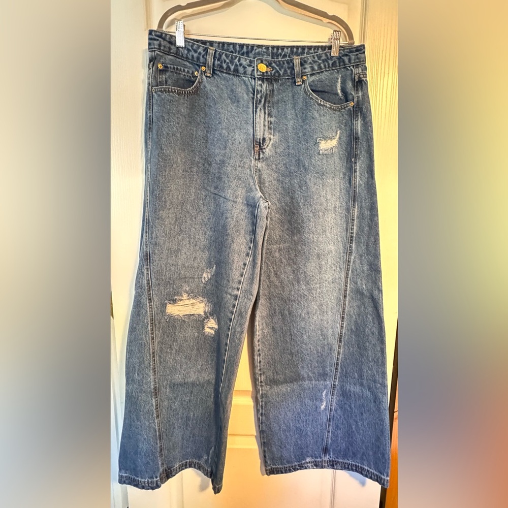 NWOT - Stylish Blue Distressed Women’s Jeans